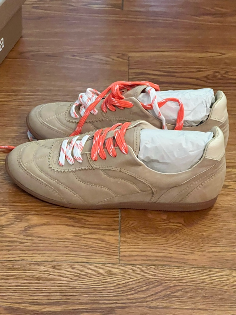 Dolce Vita Neutral Beige Suede-Look Sneakers with Orange and White Laces Sz 9